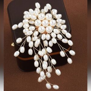 Vintage Elegant Pearl Brooch
